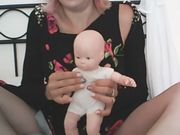 Lavinia Della Love - Gioco Col Bambolotto, Ruttando