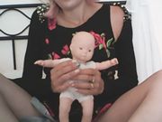 Lavinia Della Love - Gioco Col Bambolotto, Ruttando