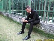 Mary Luthay - TesteDeFudelidade.com - Attentive brunette helping stranger