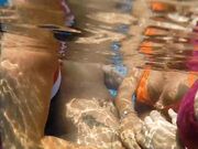 Heimlich Unter Wasser im Hotelpool