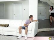 Sporty housewife wants to have a quickie
