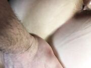 Bei der Arbeit erschöpft, auf dem Sofa aber zufrieden