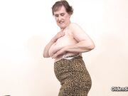 Amateur grandma plugs her asshole