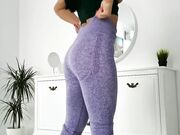 Big-Ass Teen in Leggings Plays with Pussy on Webcam