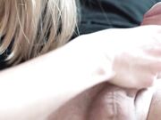 Nahaufnahme Amateur-Blowjob im Büro