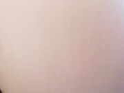 Große, schöne deutsche Frau mit natürlichen Kurven reitet einen Schwanz