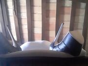 Die gefesselte deutsche Amateurin Laura wird auf den Fersen hart gefickt