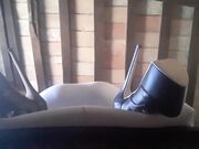 Die gefesselte deutsche Amateurin Laura wird auf den Fersen hart gefickt