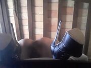 Die gefesselte deutsche Amateurin Laura wird auf den Fersen hart gefickt