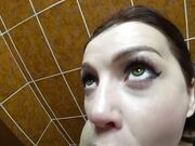Deutscher Teenie-Amateur-Blowjob auf der Personaltoilette