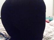 PAWG mit kleinen Titten probiert Yogahosen an – dicke Oberschenkel