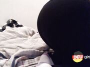 PAWG mit kleinen Titten probiert Yogahosen an – dicke Oberschenkel